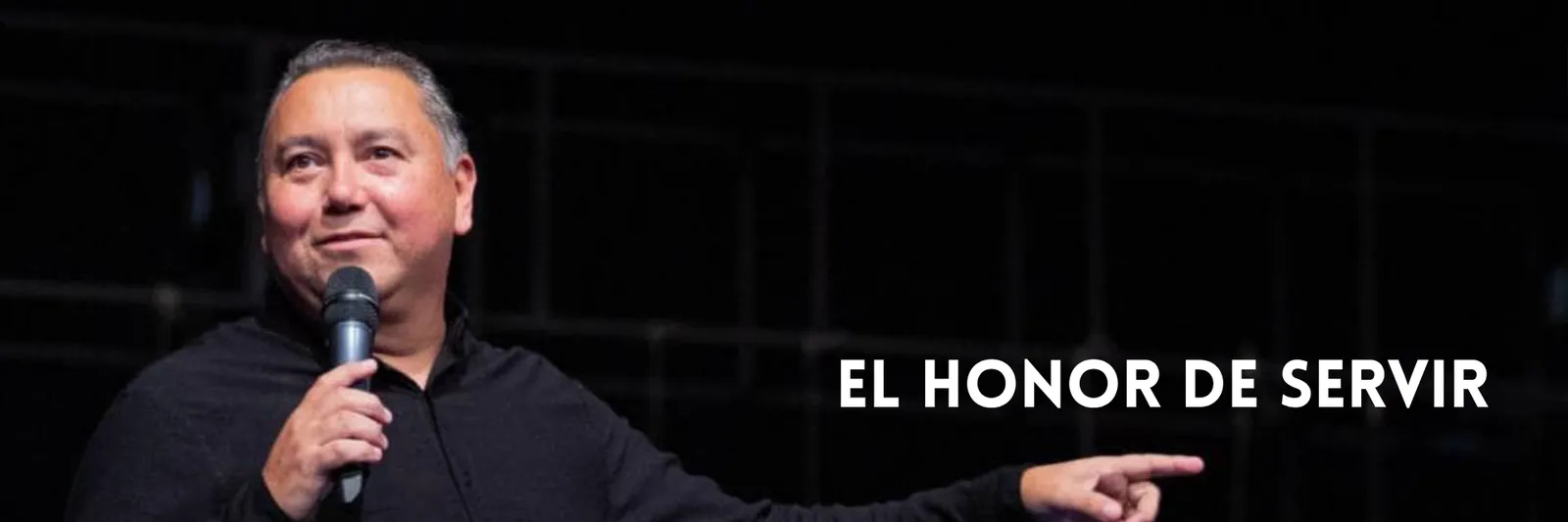El Pastor Javier Bertucci predicando con micrófono, junto al título «El honor de servir»