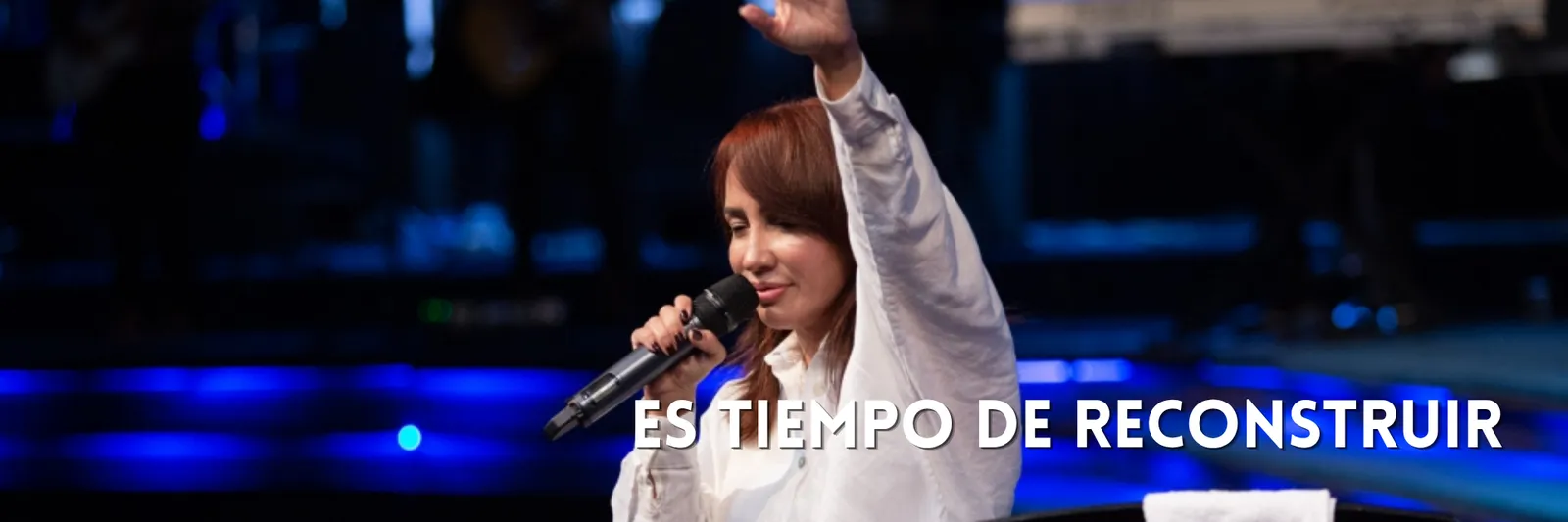 La Pastora Rebeca Bertucci cantando con micrófono y una mano levantada, junto al título «Es tiempo de reconstruir»