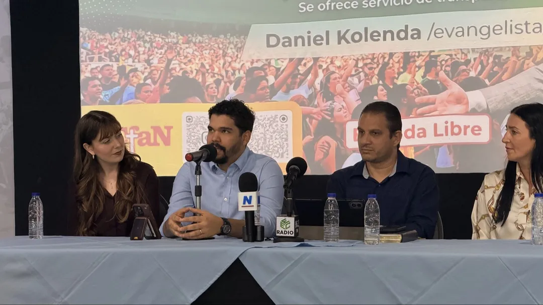 Rueda de prensa de Cristo para todas las Naciones (CfaN): panel de expositores frente al fondo de la cruzada con el evangelista Daniel Kolenda y el letrero «Entrada Libre»